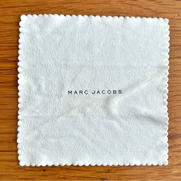 Marc Jacobs Oversized Clam Shell Hard Eyewear Case In White Unisex Sunglasses - Picture 6 of 6